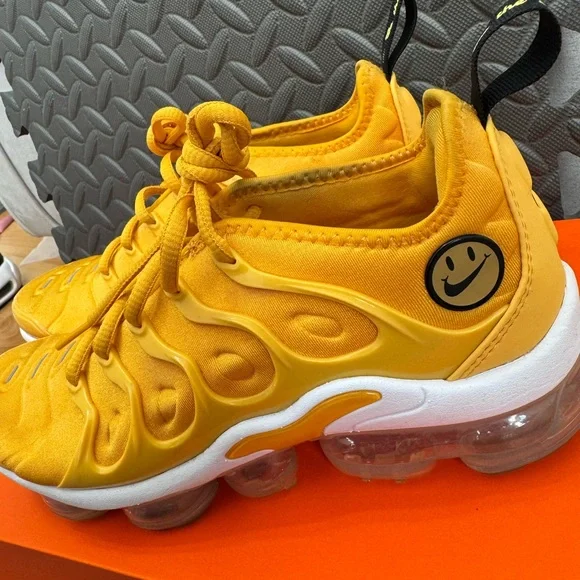 Nike Women’s Vibrant Yellow Air Vapormax Pro Shoes - Picture 5 of 10